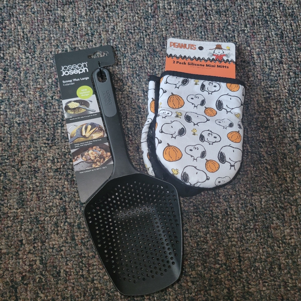 Peanuts Snoopy Oven Mitts And Joseph Joseph Scoop Colander